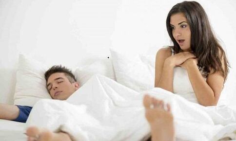 Um homem com prostatite é aconselhado a fazer sexo enquanto mantém uma ereção